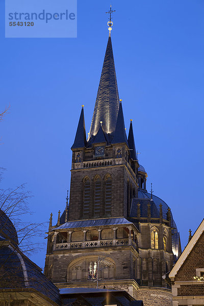 Aachener Dom  UNESCO-Weltkulturerbe  bei Dämmerung  Aachen  Nordrhein-Westfalen  Deutschland  Europa