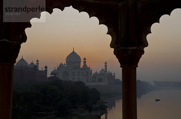 Taj Mahal  UNESCO-Weltkulturerbe  und Fluss Yamuna  bei Sonnenuntergang  Agra  Uttar Pradesh  Indien  Asien