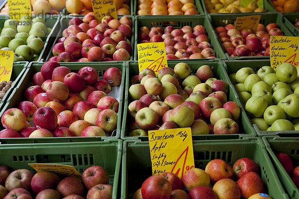 Äpfel zum Verkauf auf dem Hauptmarkt in Nürnberg  Bayern  Deutschland  Europa