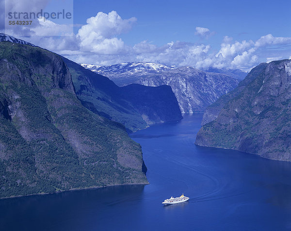 Aurlandsfjord mit Kreuzfahrtschiff  Aurland  Sogn og Fjordane  Norwegen  Skandinavien  Europa