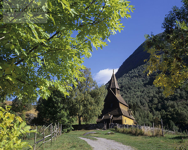 Europas älteste Stabkirche Urnes am Lustrafjord  Lustrafjorden  Sogn og Fjordane  Norwegen  Skandinavien  Europa