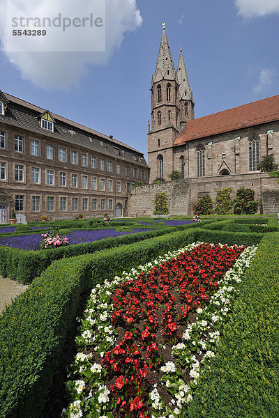 Heimatmuseum  links  St.-Marien-Kirche  rechts  und Barockgarten im Vordergrund  Heilbad Heiligenstadt  Thüringen  Deutschland  Europa