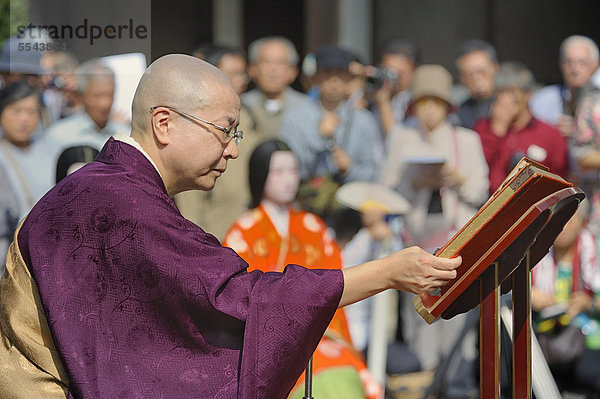 Nonne trägt Sutras bei einem buddhistischen Gedenkgottesdienst für die Seelen der Puppen die entsorgt werden  Hokyo-ji Kloster  Kyoto  Japan  Ostasien  Asien