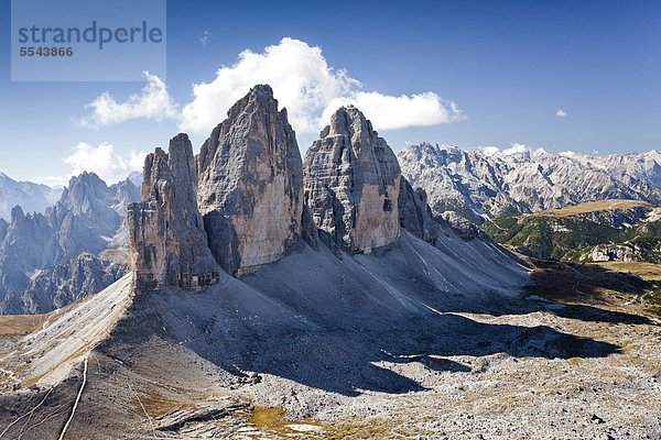 Drei Zinnen  vom Paternkofel aus  hinten der Monte Cristallo  Sexten  Hochpustertal  Dolomiten  Südtirol  Italien  Europa