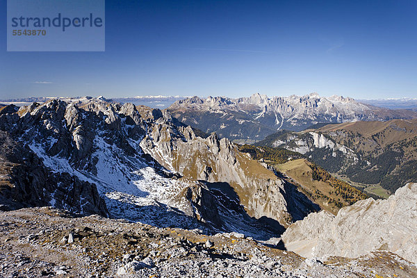 Ausblick beim Bepi Zac Klettersteig im San Pellegrino Tal oberhalb vom San Pellegrino Pass  hinten der Rosengarten  Dolomiten  Trentino  Italien  Europa