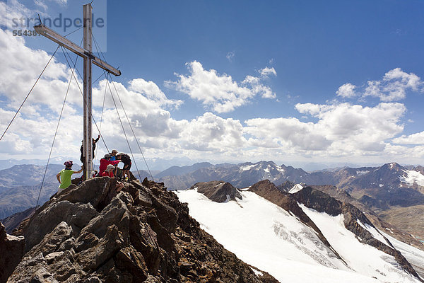 Wanderer auf der Finailspitze im Schnalstal  Südtirol  Italien  Europa