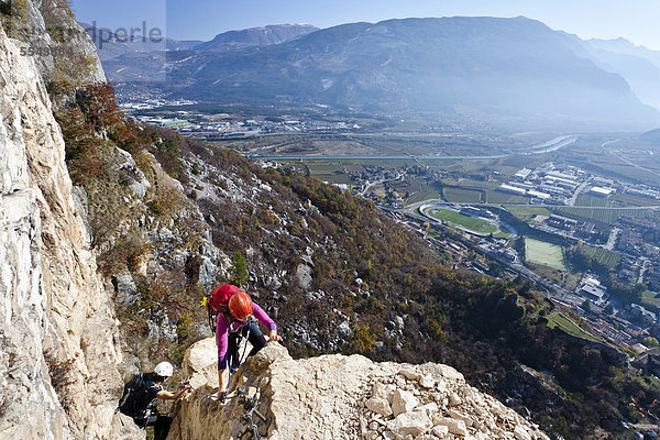 Kletterer beim Aufstieg zum Monte Albano über den Klettersteig oberhalb von Mori  Gardaseeberge  Rovereto  Trentino  Italien  Europa