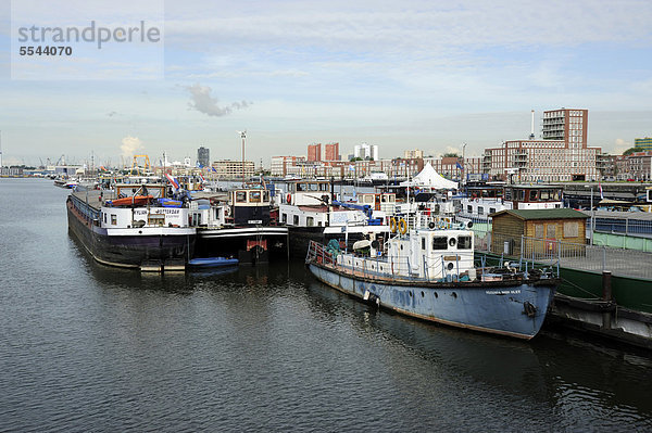 Boote im Maashaven Hafen  Nieuwe Maas Fluss  Rotterdam  Holland  Nederland  Niederlande  Europa