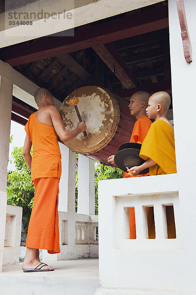 Mönche trommeln im Wat Sop Sickharam Tempel  Luang Prabang  UNESCO-Weltkulturerbe  Laos  Indochina  Asien