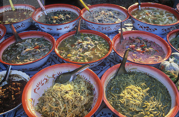 Fertige Speisen in der Garküche  Talat Tha Heua Markt  Luang Prabang  Laos  Indochina  Asien