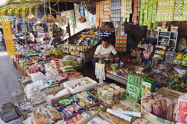 Gemischtwarengeschäft auf dem Morgenmarkt  Luang Prabang  Laos  Indochina