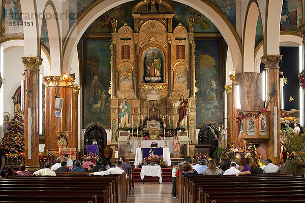 Innenraum und Altar der Kirche Iglesia Santa Ana  Panama Stadt  Panama  Mittelamerika