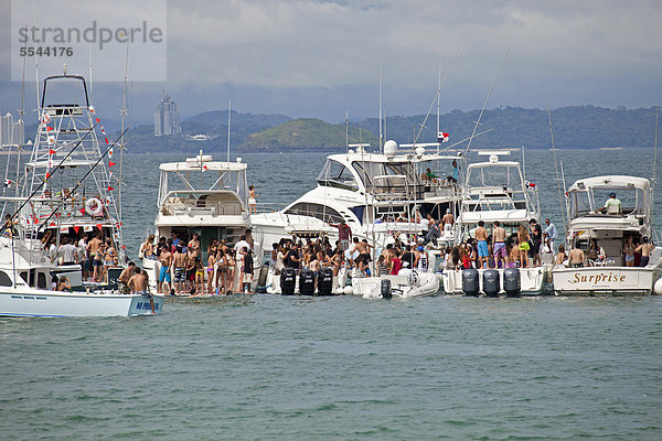 Junge Leute aus Panama Stadt auf Yachten feiern am Wochende Partys auf der Insel Isla Taboga  Panama  Mittelamerika