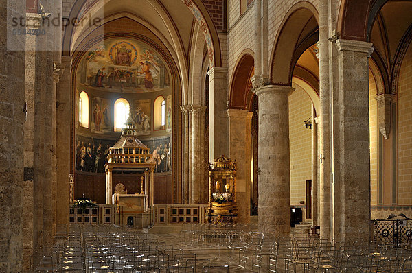 Innenraum mit Altarbaldachin  Ziborium  des romanischen Doms  Kathedrale Santa Maria  11. Jh.  Anagni  Latium  Italien  Europa