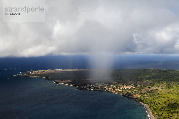 Passatwinde tragen Regenwolken über die Halbinsel Kalaupapa  einer ehemaligen Lepra-Kolonie an der Nordküste der Insel Moloka'i  der höchsten Steilküste der Welt  1010m  Kalaupapa  Hawai'i  USA