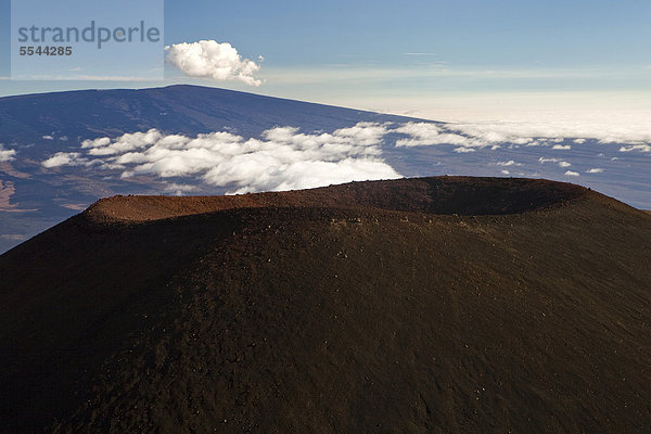 Blick vom Gipfel des Vulkans Mauna Kea  4205m  über einen nahen Krater auf den Mauna Loa am Horizont  Mauna Kea  Hawai'i  USA