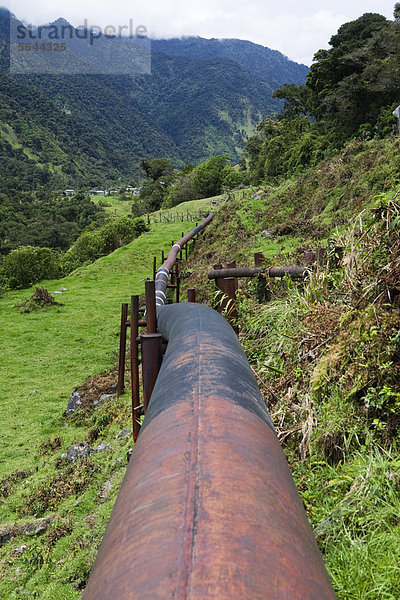 Trans-Ecuadorianische Öl-Pipeline SOTE  Sistema de Oleoducto Transecuatoriano  von der nationalen Öl-Gesellschaft Petroecuador betrieben  transportiert Erdöl vom Osten des Landes über die Anden zum Pazifik  östlich von Quito  Cuyuja  Ecuador  Südamerika