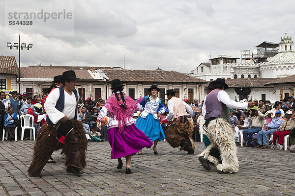 Trachtentanzgruppen auf der Plaza San Francisco während eines autofreien Sonntags im historischen Zentrum  Quito  Ecuador  Südamerika