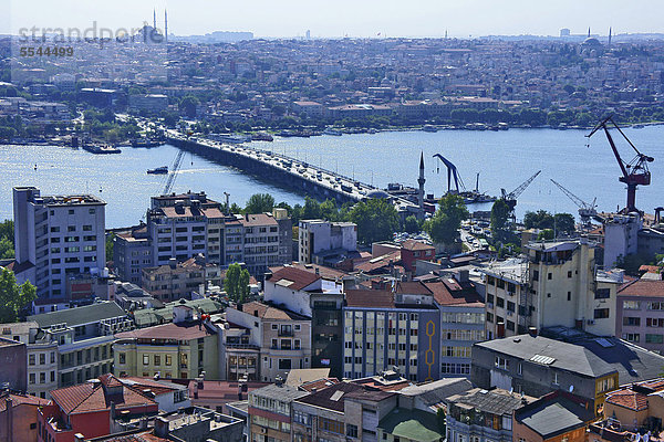 über Großstadt Brücke Turm Ansicht Bosporus Istanbul Türkei