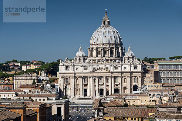 Blick von der Engelsburg auf den Petersdom  Rom  Italien  Europa