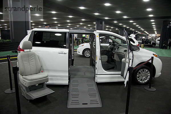 Toyota Sienna Ramp Van  mit behindertengerechtem Zugang für Rollstuhfahrer  auf einem Stand der North American International Auto Show  Detroit  Michigan  USA