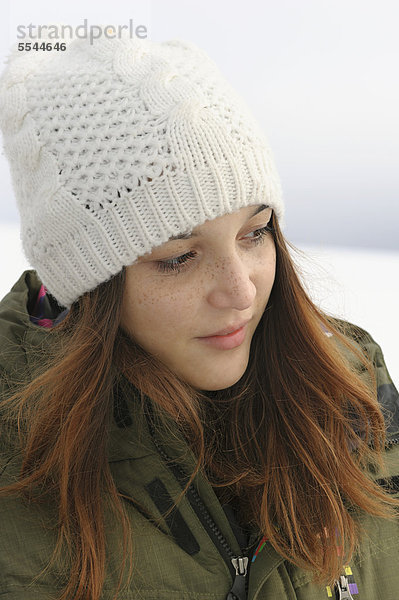 Portrait einer jungen Frau im Schnee  Schwarzwald  Baden-Württemberg  Deutschland  Europa  ÖffentlicherGrund