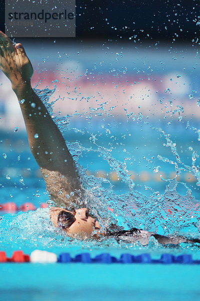 Frau jung schwimmen