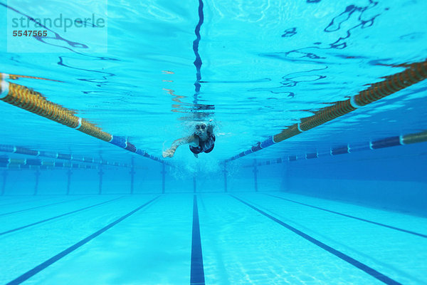 Unterwasseraufnahme Frau schwimmt in Schwimmbad