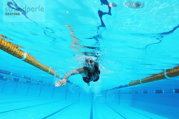 Unterwasseraufnahme Frau schwimmt in Schwimmbad