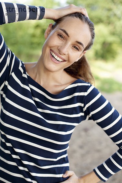 Fröhliche junge Frau im Freien  Portrait