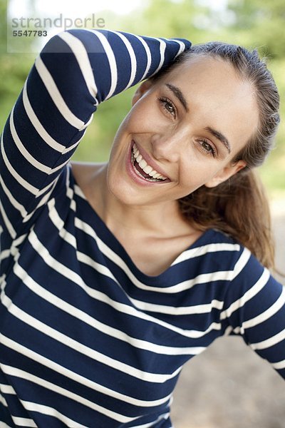 Fröhliche junge Frau im Freien  Portrait