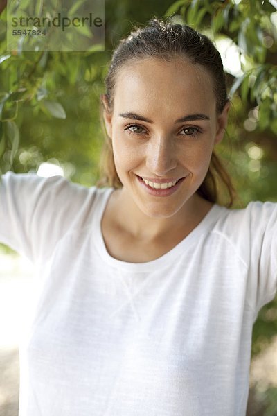 Glückliche junge Frau im Freien  Portrait