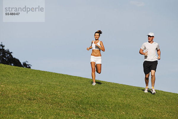 Freunde  Joggen auf Gras