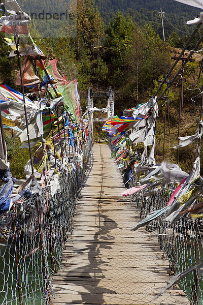 Hängebrücke mit Gebetsfahnen in Kurjey  Bhutan