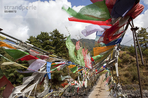 Hängebrücke mit Gebetsfahnen in Kurjey  Bhutan