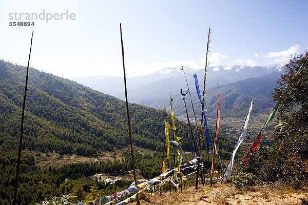 Gebetsfahnen im Paro-Tal  Bhutan