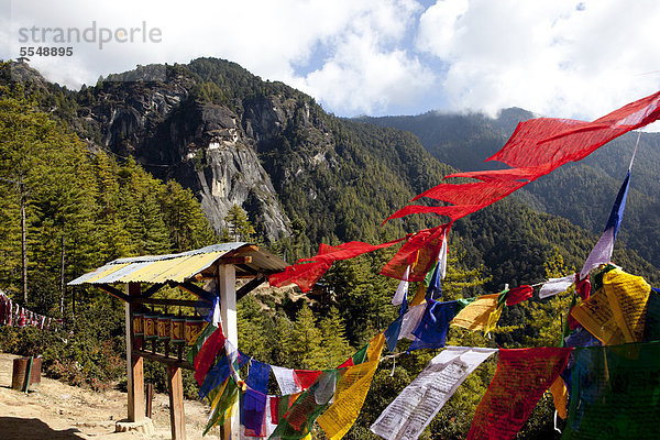 Gebetsfahnen im Paro-Tal  Bhutan