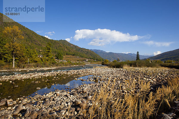 Landschaft mit Fluss im Paro Tal  Bhutan