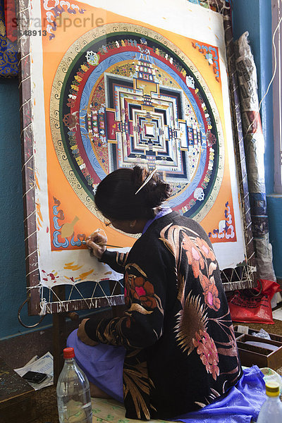 Frau malt ein Mandala  Kathmandu  Nepal