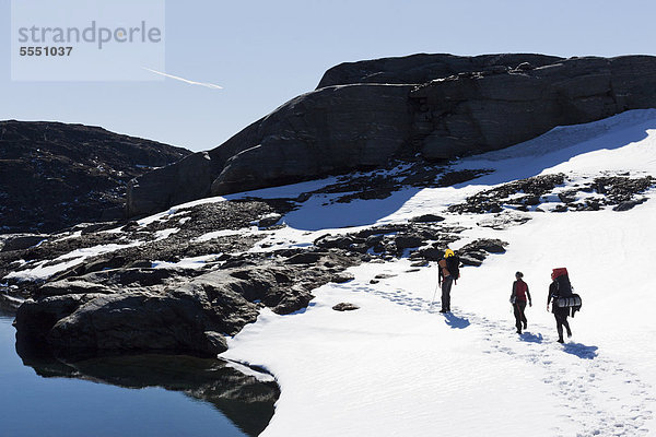 Drei Menschen Wandern im Schnee bedeckt Berg