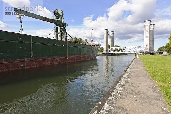 Container-Schiff warten in Kai für Zugbrücke Eröffnung