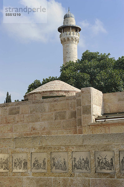 Christliches Denkmal an der Via Dolorosa  Abbildungen des Leidenswegs Jesu  im arabischen Viertel  hinten ein Minarett am Tempelberg  Jerusalem  Israel  Vorderasien