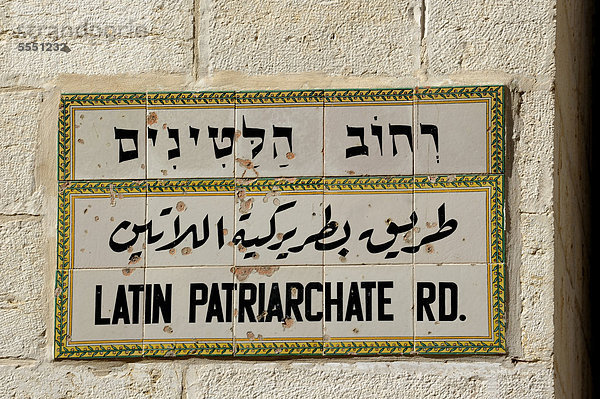 Dreisprachiges Straßenschild im christlichen Viertel in der Altstadt von Jerusalem  Israel  Vorderasien  Naher Osten