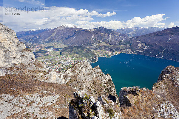 Blick vom Cima Rocca Klettersteig auf den Gardasee  Riva und Torbole  Trentino  Italien  Europa