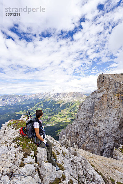 Bergsteigerin bei der Latemarüberschreitung  Klettersteig in den Dolomiten  hinten die Rosengartengruppe  Südtirol  Italien  Europa