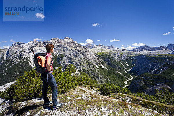 Wanderin mit Aussicht vom Monte Piano im Hochpustertal  hinten das Rienztal  Dolomiten  Südtirol  Italien  Europa