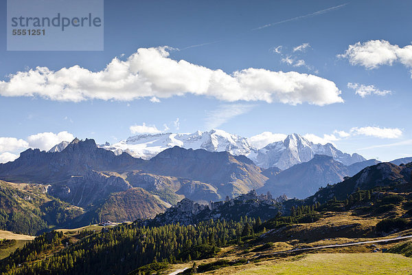 Aussicht beim Abstieg vom Boeseekofel Klettersteig  Corvara  hinten die Marmolata  Dolomiten  Südtirol  Italien  Europa