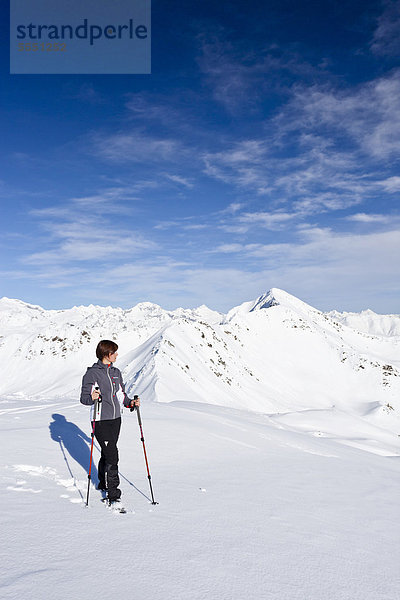 Bergsteigerin im Schnee auf dem Terner Jöchl oberhalb von Terenten  Pustertal  hinten das Mutenock  Südtirol  Italien  Europa