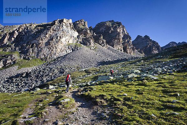 Wanderer beim Aufstieg zur Tschenglser Hochwand oberhalb der Düsseldorfhütte in Sulden  hinten die Tschenglser Hochwand  Suldental  Südtirol  Italien  Europa