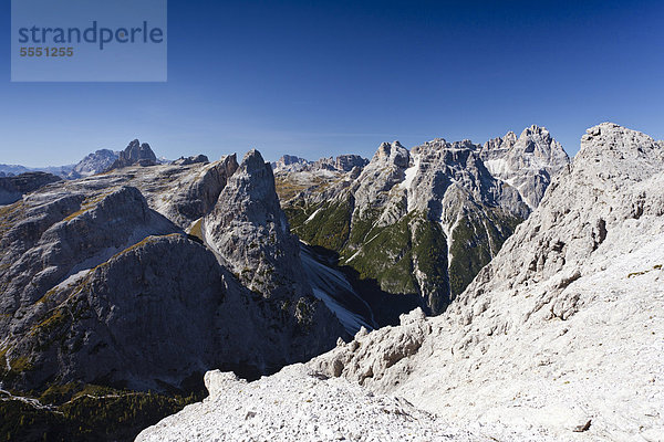 Beim Alpinisteig  der Einser  hinten die Dreischusterspitze  unten das Fischleintail  Sexten  Hochpustertal  Dolomiten  Südtirol  Italien  Europa